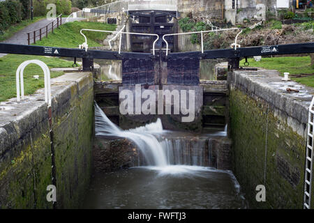 Widcombe serrature su Kennet and Avon Canal. Bloccare con la fuoriuscita di acqua ad alta pressione attraverso gli interspazi, riversandosi su cill Foto Stock