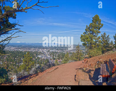 Vista di piegare, Oregon da un sentiero escursionistico panca su Pilot Butte membro Punto Panoramico Foto Stock