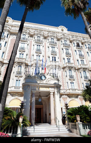 Ingresso anteriore e la facciata del famoso Carlton International Hotel situato sul lungomare La Croisette di Cannes, Cote d'Azur, Foto Stock