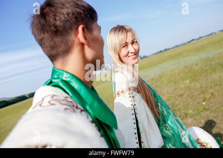 Bella giovane in abito tradizionale passeggiate all'aperto presso soleggiata giornata estiva, stadio del costume. Foto Stock