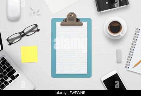 Notebook circondato con accessori per ufficio. Vista superiore della scrivania. Notebook, smart phone, caffè, bicchieri, matita, mouse, carta Foto Stock