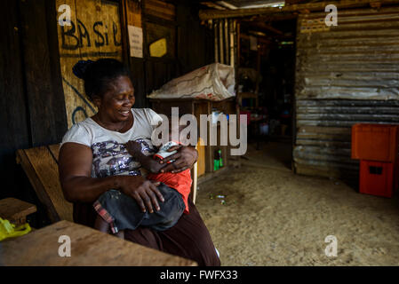 Una donna con il bambino nel suo rifugio, Gabon, Africa centrale Foto Stock