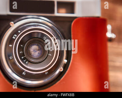 Close up foto del vecchio vintage lente della fotocamera su un tavolo di legno. messa a fuoco selettiva Foto Stock