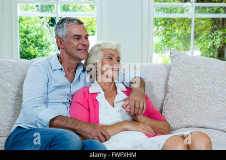 Coppia senior che guarda lontano da casa Foto Stock