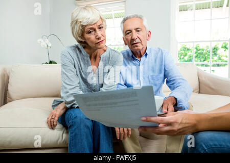 Immagine ritagliata del consulente che mostra report in età matura Foto Stock