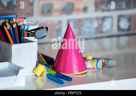 Avvisatore acustico di partito, compleanno hat, portapenna e spettacolo sulla scrivania Foto Stock
