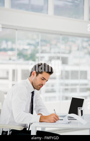 Uomo d affari con computer portatile e prendere note Foto Stock