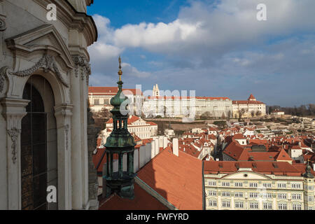 Superiore Generale vista del paesaggio urbano di Praga vista da storici edifici gotici intorno, su sfondo con cielo nuvoloso. Foto Stock