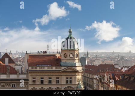 Superiore Generale vista del paesaggio urbano di Praga vista da storici edifici gotici intorno, su sfondo con cielo nuvoloso. Foto Stock