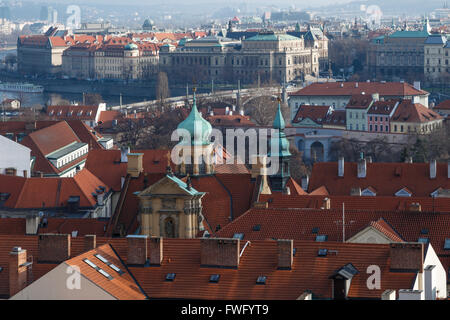 Superiore Generale vista del paesaggio urbano di Praga vista da storici edifici gotici intorno a. Foto Stock