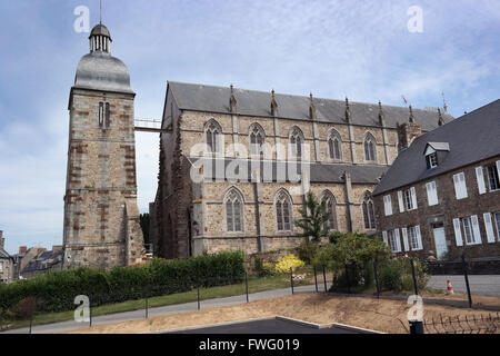 Chiesa di due metà risultato di danno durante la guerra in Ducey nella manche dipartimento nel nord-ovest della Francia Foto Stock