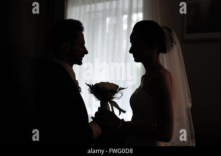 Silhouette di una sposa e lo sposo di fronte alla finestra Foto Stock