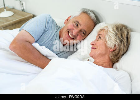 Angolo di Alta Vista della coppia senior rilassante sul letto Foto Stock