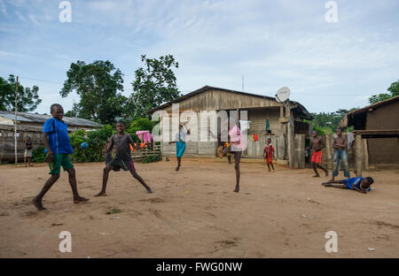 Calcio di strada in Bayanga, Repubblica Centrafricana, Africa Foto Stock