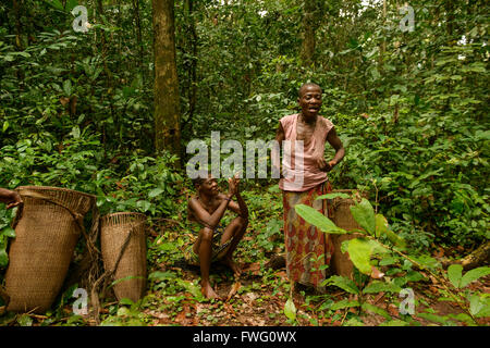 Pigmei Bayaka nella foresta pluviale Equatoriale, Repubblica Centrafricana, Africa Foto Stock