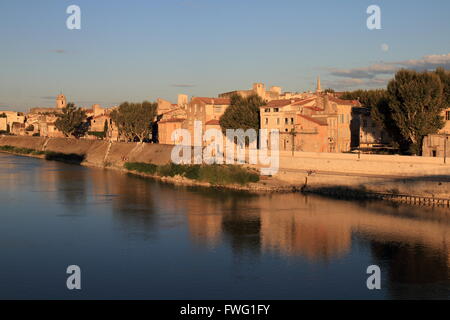 Un tramonto sul fiume Rodano ad Arles, Provenza, Francia Foto Stock