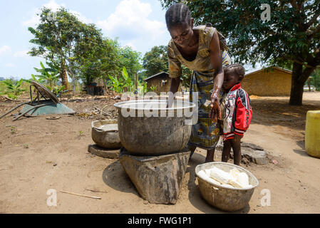 La donna nella preparazione degli alimenti e nella Repubblica democratica del Congo Foto Stock