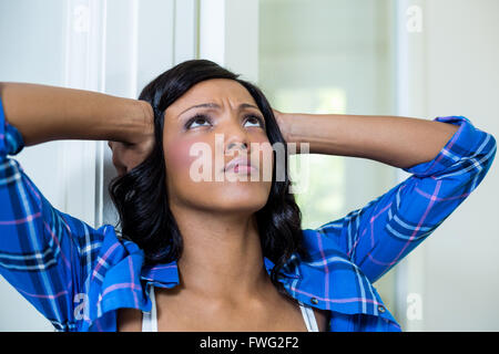 Tesi donna con la mano sulla testa Foto Stock