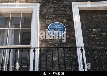 Blu commemorativa piaga di Charles Dickens sulla parete a Londra, Inghilterra, Regno Unito. Foto Stock