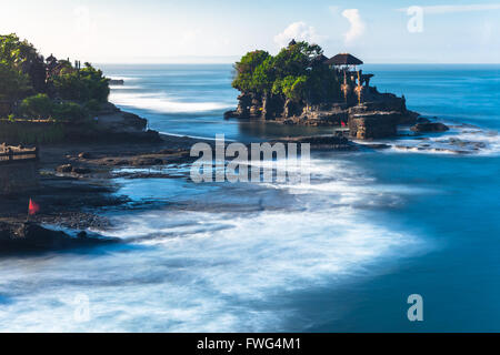 Pura Tanah Lot al mattino, famosa Ocean tempio di Bali, Indonesia. Foto Stock