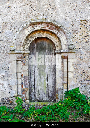 Un Norman porta sul lato nord della chiesa di San Giovanni Battista a Hellington, Norfolk, Inghilterra, Regno Unito. Foto Stock
