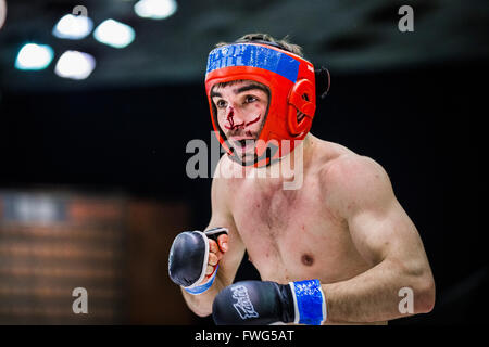 Fighter boxing volto insanguinato durante una lotta in ring Foto Stock