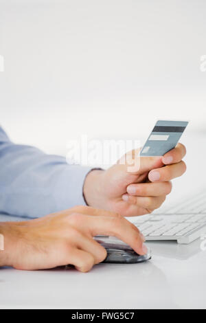 Close-up di man mano che tiene una carta di credito Foto Stock