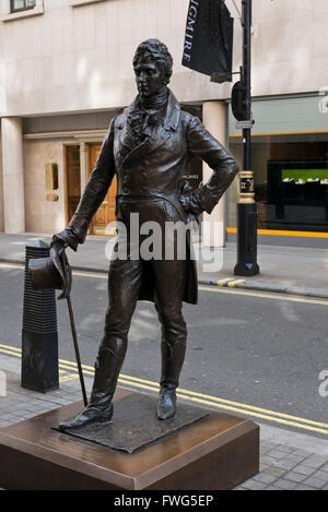 Una scultura in bronzo di George Bryan Brummell noto come Beau Brummell da Irena Sedlecka in Jermyn Street, Londra, Regno Unito. Foto Stock