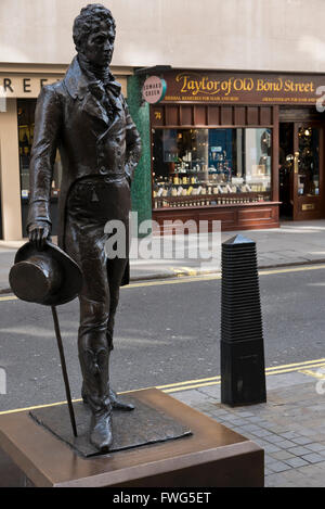 Una scultura in bronzo di George Bryan Brummell noto come Beau Brummell da Irena Sedlecka in Jermyn Street, Londra, Regno Unito. Foto Stock