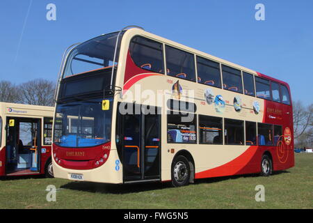 STAGECOACH EAST KENT 2016 CENTENARIO DOUBLE DECK BUS in crema speciale e Maroon livrea per contrassegnare 100 anni Foto Stock