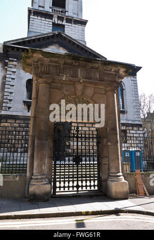 La risurrezione porta fuori il St Giles-in-the-Fields Church a Londra, Regno Unito. Foto Stock