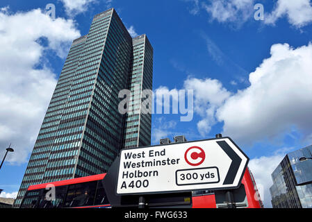 Direzione del traffico di firmare con la tassa di congestione simbolo, EustonTower in background, Euston Road Londra Inghilterra Gran Bretagna REGNO UNITO Foto Stock