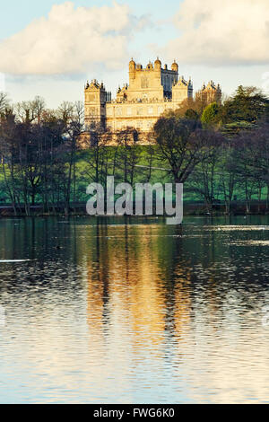 Vista di Wollaton Hall dal lago nella motivazione, Nottingham, Inghilterra, Regno Unito. Foto Stock