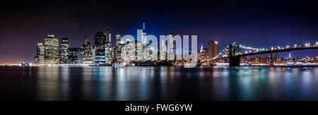 Panorama di Downtown Manhattan skyline notturno, New York City Foto Stock