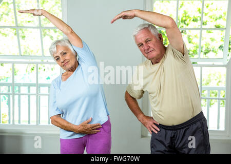 Ritratto di senior l uomo e la donna che esercitano Foto Stock