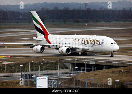 A380 Emirates 800 Airbus tassazione, l'Aeroporto Franz Josef Strauss di Monaco di Baviera, Baviera, Germania, Europa. Foto Stock