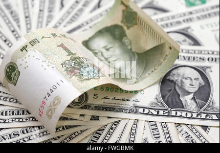 Uno yuan cinese bank nota in dollari USA sfondo Foto Stock