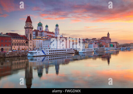 Passau. Passau skyline durante il tramonto, Baviera, Germania. Foto Stock