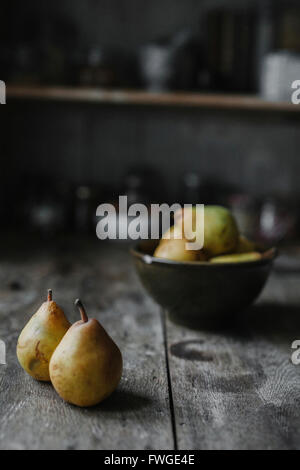 Pere fresche su un tavolo da cucina. Foto Stock