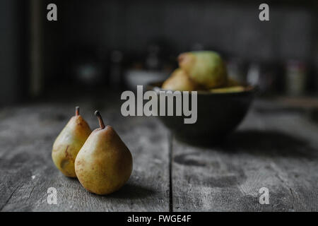 Pere fresche su un tavolo da cucina. Foto Stock