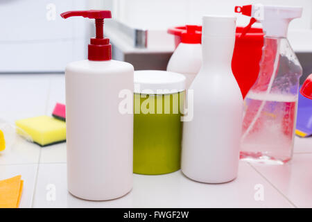 Vasto assortimento di prodotti per pulizia casa in una vasta gamma di contenitori, bottiglie spray e pompe in igiene e lavori di casa concept Foto Stock