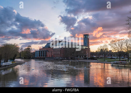 Teatro Stratford Upon Avon, vista al tramonto del Royal Shakespeare Theatre situato lungo il fiume Avon nel centro di Stratford Upon Avon, Regno Unito Foto Stock