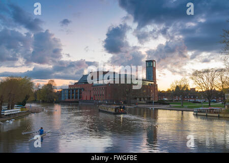 Stratford Upon Avon UK, vista al tramonto del Royal Shakespeare Theatre situato lungo il fiume Avon nel centro di Stratford Upon Avon, Inghilterra. Foto Stock