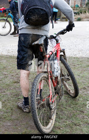 I partecipanti al traguardo di mountain bike race svoltosi nel Derbyshire per carità Peak District Inghilterra Foto Stock