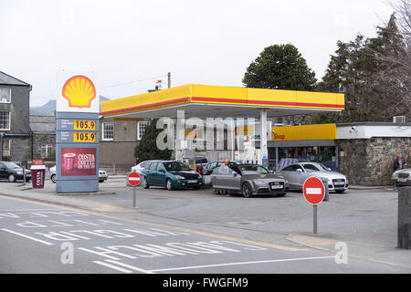 Gli automobilisti riempire fino ad una stazione di benzina locale nel Galles del nord Foto Stock
