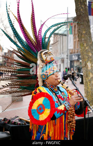 Un suonatore ambulante peruviano dal Sud America la riproduzione di musica in strada, Broad Street, Reading Berkshire REGNO UNITO Foto Stock