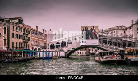 Il Ponte di Rialto in restauro a Venezia, Italia. Foto Stock