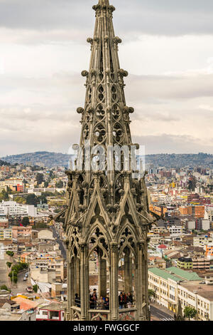 QUITO, ECUADOR, ottobre - 2015 - vista aerea del neo gotico di San Juan Basilica al centro storico di Quito, Ecuador Foto Stock