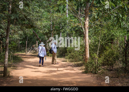 La gente che camminava per il Matrimandir, a Auroville, una borgata sperimentale nel distretto di Viluppuram nello stato del Tamil Nadu Foto Stock