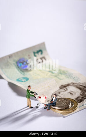Foto di una famiglia con sette pound venti pence nuovo salario vivente per il Regno Unito Foto Stock